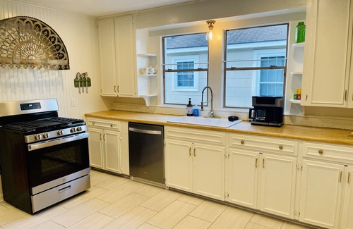 Mid City South Cabaña | The Capitol Cottage -perfect for any stay in Baton Rouge! 2BR location location
