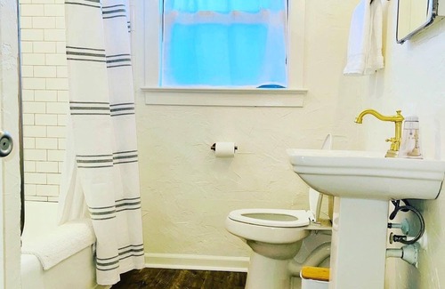 Mid City South Cabaña | The Capitol Cottage -perfect for any stay in Baton Rouge! 2BR location location