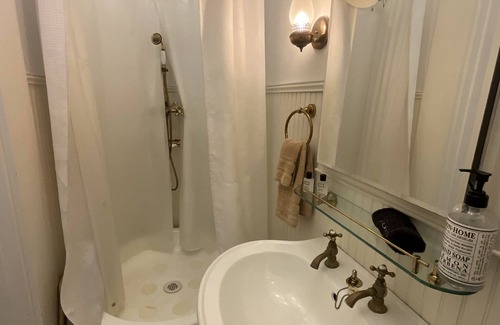 Wayside Cama Y Desayuno | Captain's Suite-Queen-Suite-Baño en la habitacion