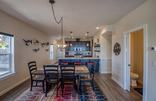 Depoe Bay Casa | The Captains Lookout Sleeps 6, Hot Tub, Pet Friendly, Ocean View