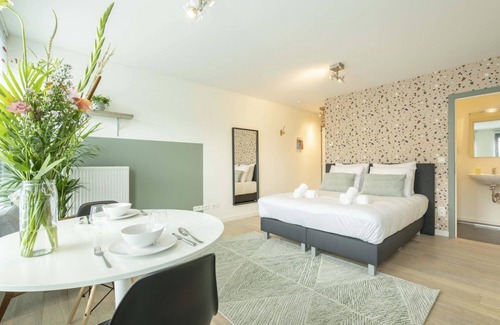 Antwerp Apartamento | The Card Room Green Studio