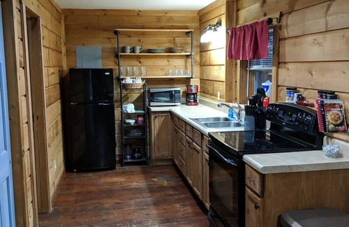 Waynesville Cabina | The Cardinal Suite at Hawthorn Haven- Lower Level