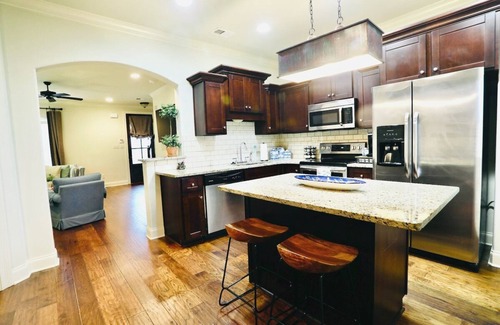 Oxford Casa | The Carl, 2BR Classic Charm by Velvet Ditch Villas