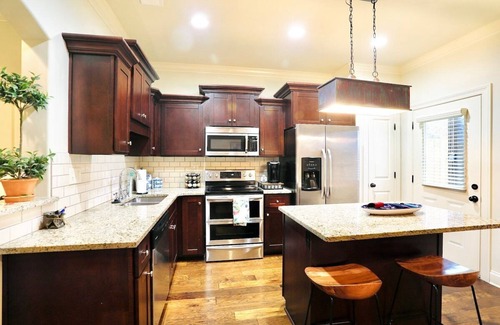 Oxford Casa | The Carl, 2BR Classic Charm by Velvet Ditch Villas