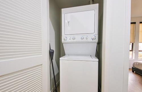 Downtown Apartamento | The Carlton - Modern-Lux 2 Master Suites-Secure Bldg & Parking- 5 BLKS to Ocean Ave