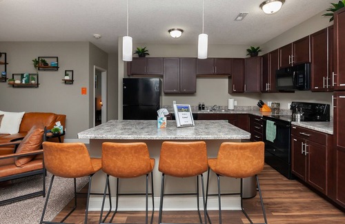 West Des Moines Apartamento | The Carmel/Bold/Massage /Chair Spacious / 3D Wall / Pool / Gym / Tanning Bed