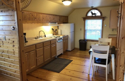 Mackinaw City Apartamento | ¡"The Carriage Haus Studio" en el centro de la ciudad de Mackinaw City!