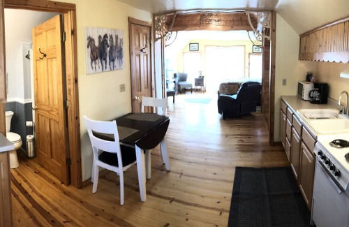 Mackinaw City Apartamento | ¡"The Carriage Haus Studio" en el centro de la ciudad de Mackinaw City!