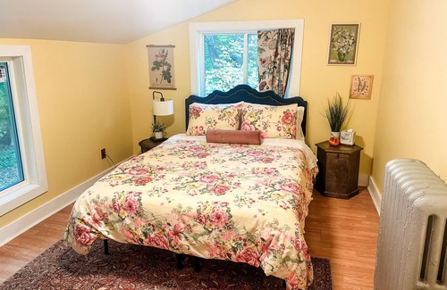 Woodbridge Cabaña | The Carriage House at Rose Hill - Minutes to Yale! Dog Friendly!