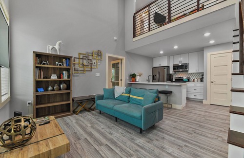 Galveston Cabaña | The Carriage House- Close to the Beach! Garage Parking!