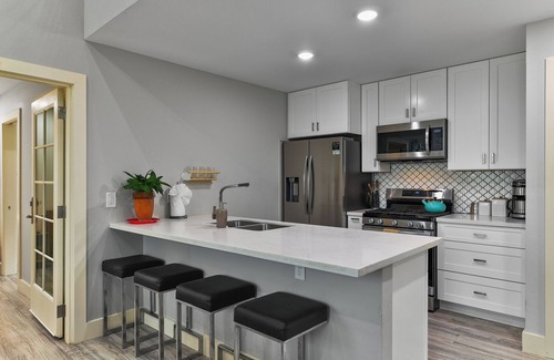 Galveston Cabaña | The Carriage House- Close to the Beach! Garage Parking!