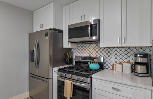Galveston Cabaña | The Carriage House- Close to the Beach! Garage Parking!