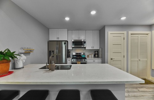 Galveston Cabaña | The Carriage House- Close to the Beach! Garage Parking!