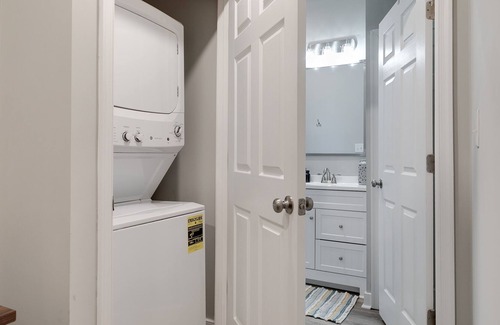 Monroe Ward Casa | The Carriage House Downstairs Garden Cottage- Downtown Richmond/VCU