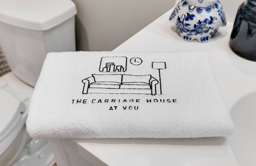Monroe Ward Casa | The Carriage House Downstairs Garden Cottage- Downtown Richmond/VCU