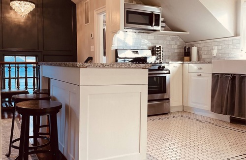 Catonsville Cabaña | The Carriage House at Historic Belle Grove Manor