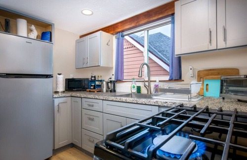 Grass Valley Casa | The Carriage House- Chic Treetop Loft & Hotub