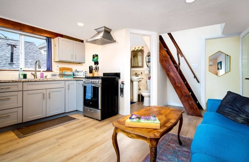 Grass Valley Casa | The Carriage House- Chic Treetop Loft & Hotub