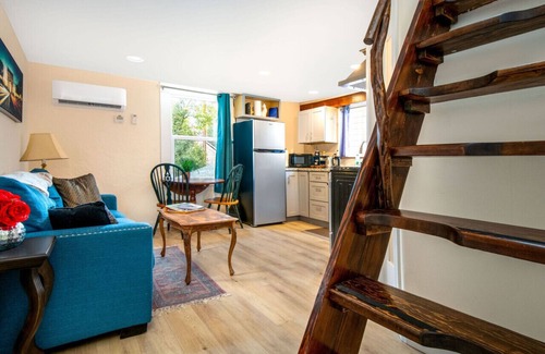 Grass Valley Casa | The Carriage House- Chic Treetop Loft & Hotub