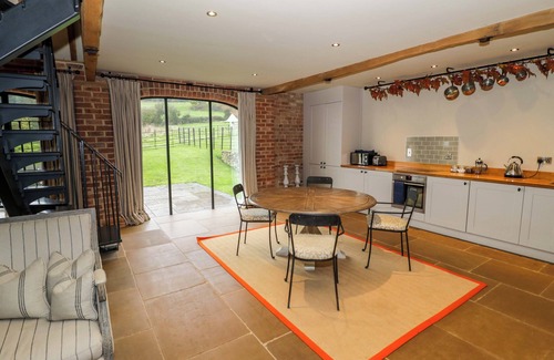 Moreton Cabaña | THE CARTHOUSE, pet friendly, luxury holiday cottage in Welland