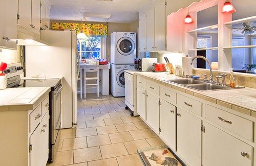 Cary Casa | The Cary House 3BR 2BA Sleeps 6 - Heart of Downtown Cary - Comer Beber Jugar Tienda