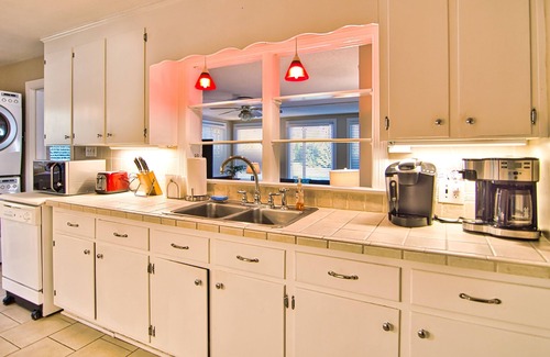 Cary Casa | The Cary House 3BR 2BA Sleeps 6 - Heart of Downtown Cary - Comer Beber Jugar Tienda