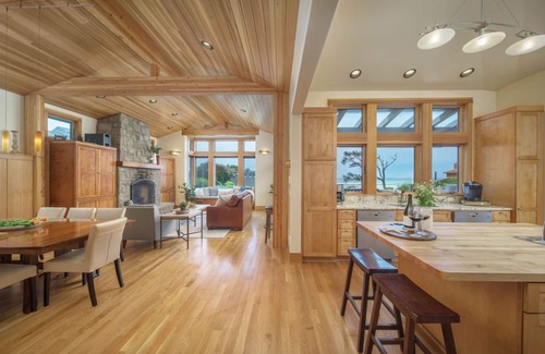 Arch Cape Cabina | The Castle Rock Estate by AvantStay | Steps From Arch Cape Beach