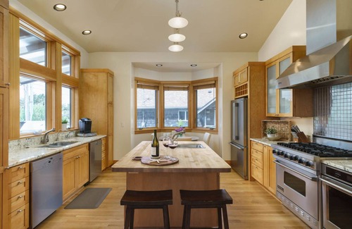 Arch Cape Cabina | The Castle Rock Estate by AvantStay | Steps From Arch Cape Beach
