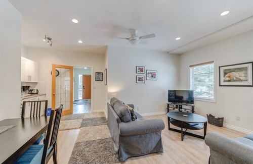 Banff Apartamento | The Cedar - Downtown, walking distance to all the shops and restaurants!