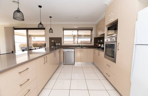 Calare Casa | The Centennial - Modern Entertaining Home, Sleeps 8