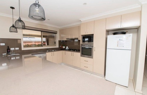 Calare Casa | The Centennial - Modern Entertaining Home, Sleeps 8