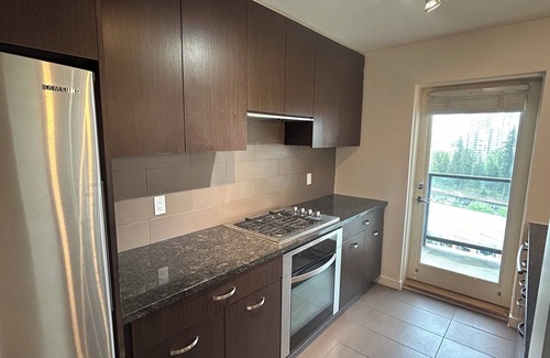 Coquitlam Condominio | The Central Peak: 6 Guest Rental Condo