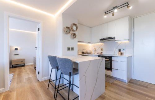 Three Anchor Bay Apartamento | The Centurion 606