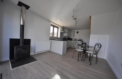 Forest of Dean Chalet De Esquí | The Chalet is pet friendly on a farm near Malvern
