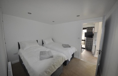 Forest of Dean Chalet De Esquí | The Chalet is pet friendly on a farm near Malvern