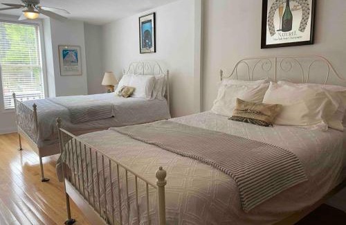 Hammondsport Casa | The Champagne Suite 2