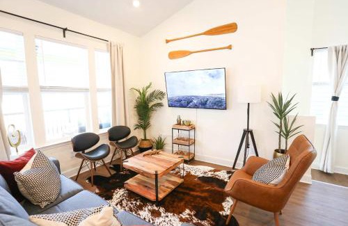 Pleasant Street Casa | The Champion's Suite Newly Built Upscale Central
