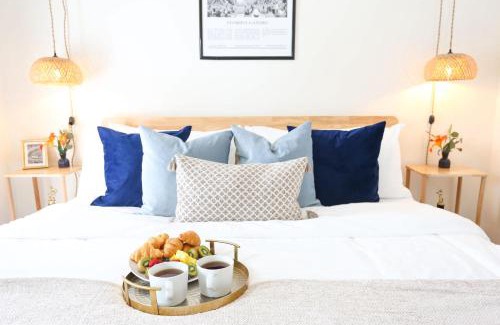 Pleasant Street Casa | The Champion's Suite Newly Built Upscale Central