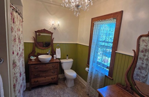 Manistee Cama Y Desayuno | The Chandelier Bed & Breakfast "Rose Room"