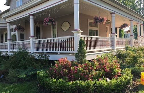 Manistee Cama Y Desayuno | The Chandelier Bed & Breakfast "Rose Room"