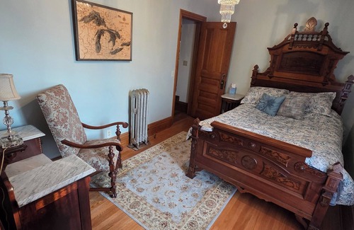 Manistee Cama Y Desayuno | The Chandelier Bed & Breakfast "Maritime Room"