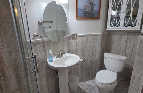 Manistee Cama Y Desayuno | The Chandelier Bed & Breakfast "Maritime Room"