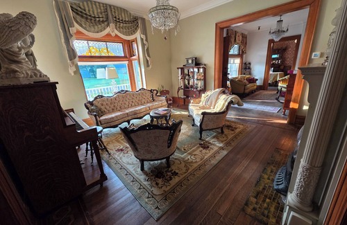 Manistee Cama Y Desayuno | The Chandelier Bed & Breakfast "Maritime Room"