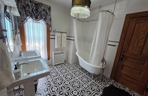 Manistee Cama Y Desayuno | The Chandelier Bed & Breakfast "Euro Room" sleeps five people!!