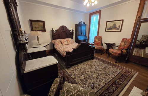 Manistee Cama Y Desayuno | The Chandelier Bed & Breakfast "Magmer Room"