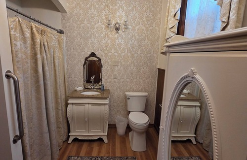Manistee Cama Y Desayuno | The Chandelier Bed & Breakfast "Magmer Room"