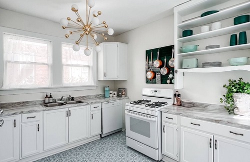 Evergreen Casa | The Chandelier House + Loft of Midtown - Near It All!