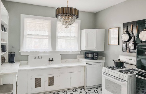 Evergreen Casa | The Chandelier House + Loft of Midtown - Near It All!