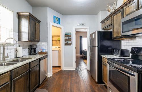 Chickasha Casa | The Charm Chickasha, Fiber WIFI, Washer & Dryer, Near DT Chickasha and Leg Lamp!