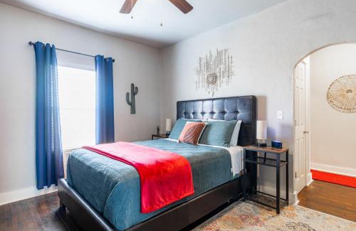 Chickasha Casa | The Charm Chickasha, Fiber WIFI, Washer & Dryer, Near DT Chickasha and Leg Lamp!